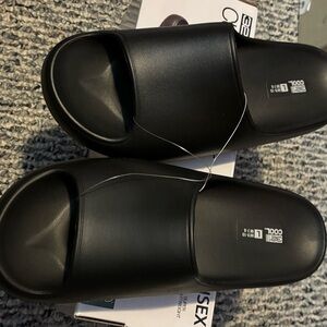 Cushion Black Slide Sandals size L (women’s 9-10 or men’s 7-8) New in Box